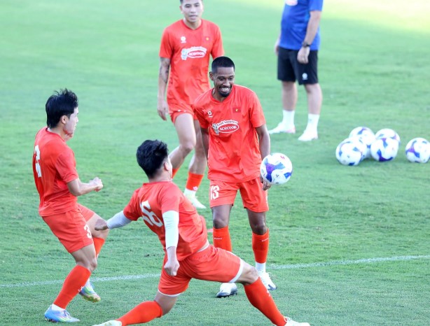 cao-quang-vinh-gay-an-tuong-manh-ngay-trong-buoi-tap-dau-tien-cung-dt-viet-nam