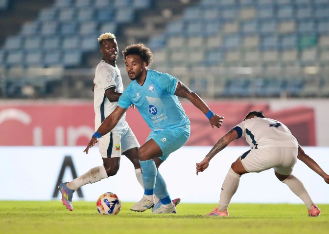 xuan-son-lap-hat-trick-an-tuong-truyen-thong-malaysia-lo-sot-vo