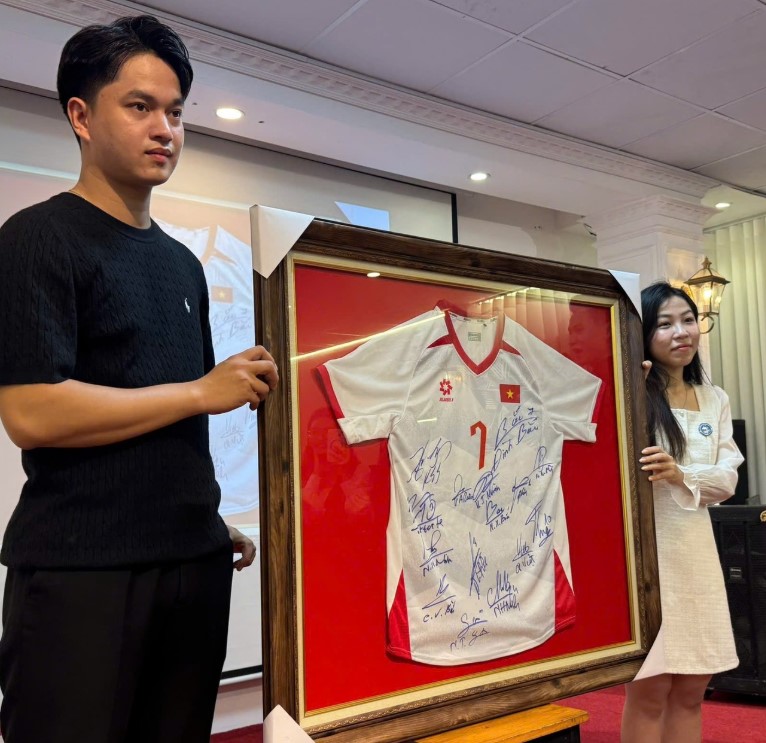 hanh-dong-dep-cua-dinh-bac-dau-gia-ao-dau-xay-cau-cho-nguoi-dan-kho-khan